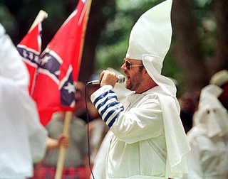 Darrell Walker addresses fellow reform-minded Klansmen at a Holly
Springs, MS, rally.